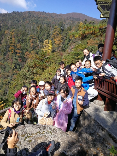 在天目山四面峰处同学合影 在天目山四面峰处同学合影