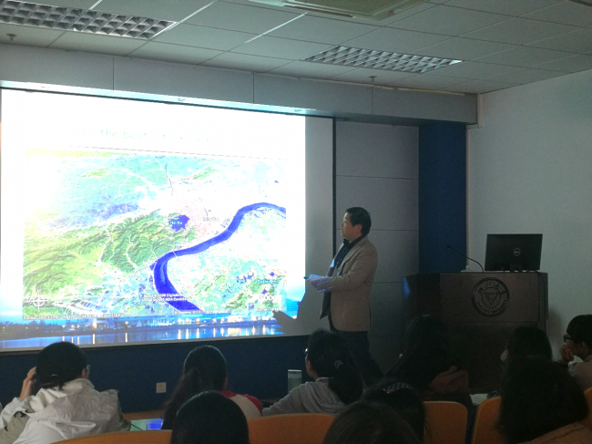 员工正在仔细聆听浙江大学于明坚教授有关西溪湿地和千岛湖的报告 员工正在仔细聆听浙江大学于明坚教授有关西溪湿地和千岛湖的报告