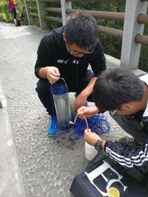 员工正在采集西溪湿地水样 员工正在采集西溪湿地水样
