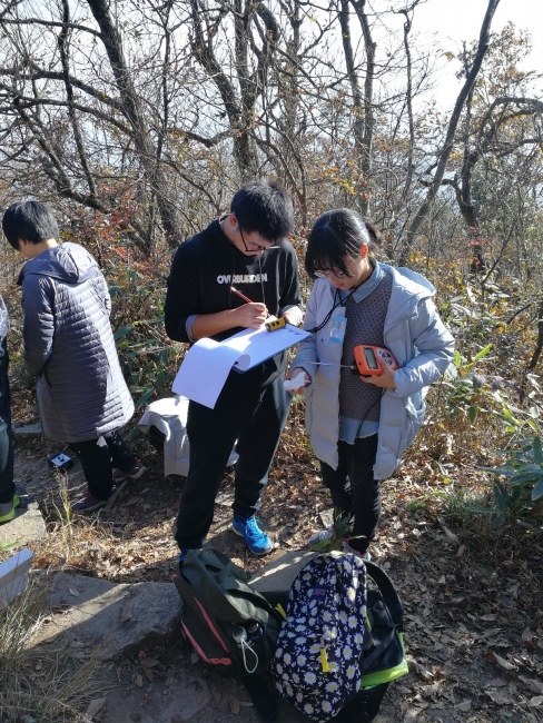 员工沿着登山路径测量各种基本生态环境参数,观测植被垂直梯度 员工沿着登山路径测量各种基本生态环境参数,观测植被垂直梯度