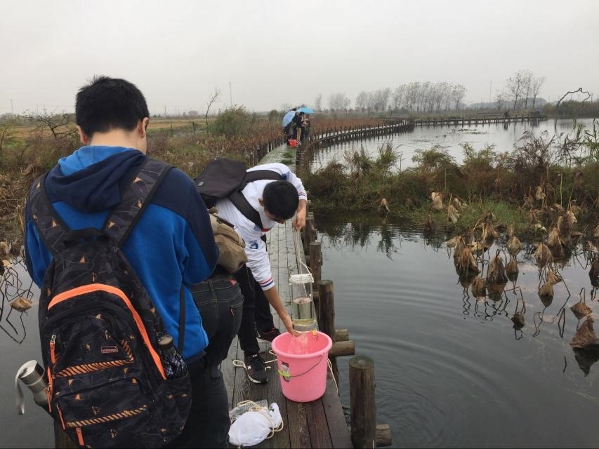 浮游动物组的同学在采集水样 浮游动物组的同学在采集水样